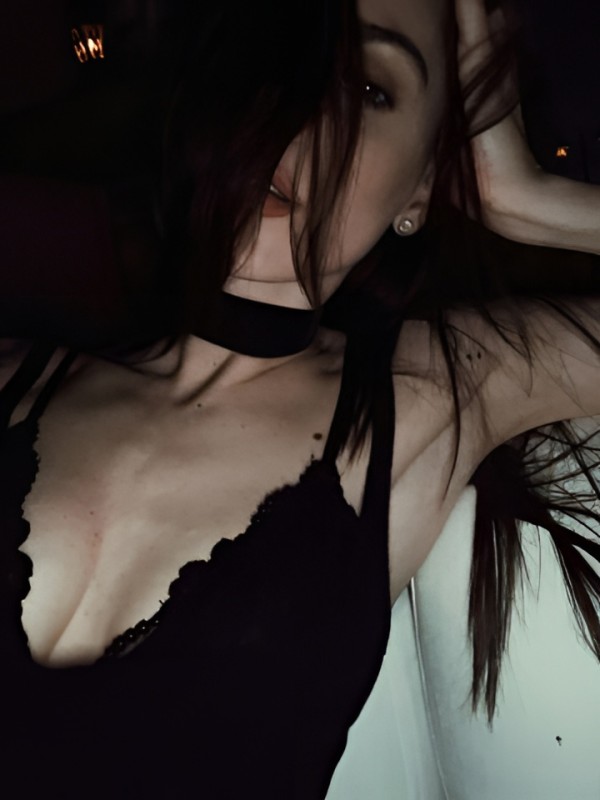 Ярослава привлекательная девушка из Колпино цена от 10000 руб