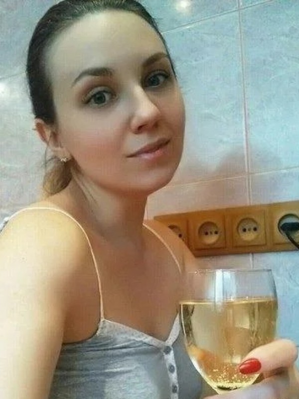 Надя привлекательная девушка из Колпино цена от 3500 руб